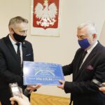 11.05.2020 Kielce. UW. Wojewoda przekazuje marszałkowi województwa promesę na realizację zadania w ramach programu Mosty dla Regionów. Wojewoda Zbigniew Koniusz i marszałek Andrzej Bętkowski / Jarosław Kubalski / Radio Kielce