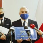 11.05.2020 Kielce. UW. Wojewoda przekazuje marszałkowi województwa promesę na realizację zadania w ramach programu Mosty dla Regionów. Wojewoda Zbigniew Koniusz i marszałek Andrzej Bętkowski / Jarosław Kubalski / Radio Kielce