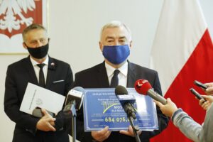 11.05.2020 Kielce. UW. Wojewoda przekazuje marszałkowi województwa promesę na realizację zadania w ramach programu Mosty dla Regionów. Wojewoda Zbigniew Koniusz i marszałek Andrzej Bętkowski / Jarosław Kubalski / Radio Kielce