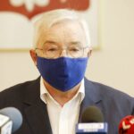 11.05.2020 Kielce. UW. Wojewoda przekazuje marszałkowi województwa promesę na realizację zadania w ramach programu Mosty dla Regionów. Poseł Krzysztof Lipiec / Jarosław Kubalski / Radio Kielce