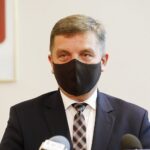 11.05.2020 Kielce. UW. Wojewoda przekazuje marszałkowi województwa promesę na realizację zadania w ramach programu Mosty dla Regionów. Przewodniczący sejmiku Andrzej Pruś / Jarosław Kubalski / Radio Kielce