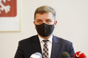 11.05.2020 Kielce. UW. Wojewoda przekazuje marszałkowi województwa promesę na realizację zadania w ramach programu Mosty dla Regionów. Przewodniczący sejmiku Andrzej Pruś / Jarosław Kubalski / Radio Kielce