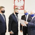 11.05.2020 Kielce. UW. Wojewoda przekazuje marszałkowi województwa promesę na realizację zadania w ramach programu Mosty dla Regionów. 11.05.2020 Kielce. UW. Wojewoda przekazuje marszałkowi województwa promesę na realizację zadania w ramach programu Mosty dla Regionów. Od lewej: przewodniczący sejmiku Andrzej Pruś, wojewoda Zbigniew Koniusz, marszałek Andrzej Bętkowski i poseł Krzysztof Lipiec / Jarosław Kubalski / Radio Kielce