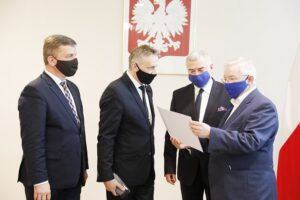 11.05.2020 Kielce. UW. Wojewoda przekazuje marszałkowi województwa promesę na realizację zadania w ramach programu Mosty dla Regionów. 11.05.2020 Kielce. UW. Wojewoda przekazuje marszałkowi województwa promesę na realizację zadania w ramach programu Mosty dla Regionów. Od lewej: przewodniczący sejmiku Andrzej Pruś, wojewoda Zbigniew Koniusz, marszałek Andrzej Bętkowski i poseł Krzysztof Lipiec / Jarosław Kubalski / Radio Kielce