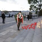 12.05.2020 Kielce. Plac Wolności. Uroczystości w 85. rocznicę śmierci Marszałka Józefa Piłsudskiego. Kwiaty składają Janusz Koza i Witold Borowiec - stowarzyszenie Pamięć i Tradycja imienia Józefa Piłsudskiego / Jarosław Kubalski / Radio Kielce