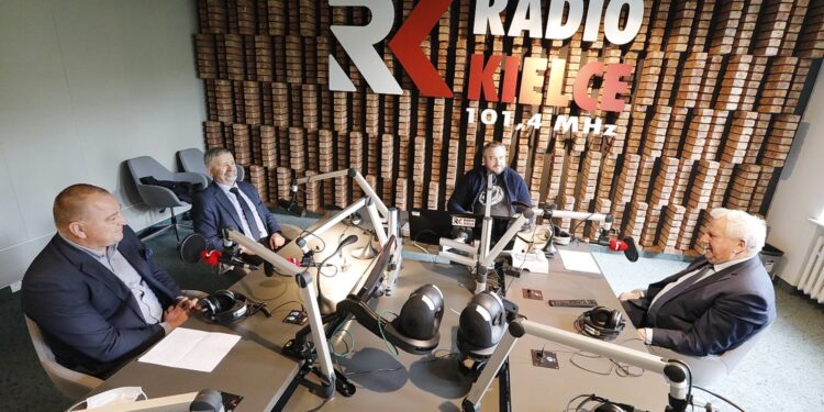 13.05.2020 Radio Kielce. Punkty Widzenia. Od lewej: dyrektor Izby Rzemieślników i Przedsiębiorców w Kielcach Piotr Prędota, świętokrzyski kurator oświaty Kazimierz Madzik, prowadzący audycję Daniel Lenart i wójt wójt Strawczyna Tadeusz Tkaczyk / Jarosław Kubalski / Radio Kielce