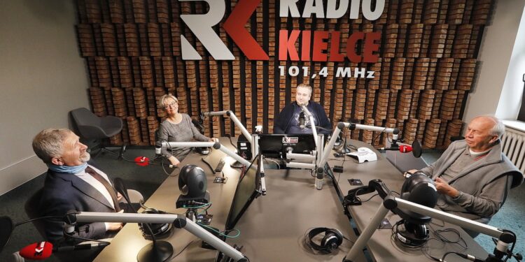 19.05.2020 Radio Kielce. Punkty Widzenia. Od lewej świętokrzyski kurator oświaty Kazimierz Mądzik, dyrektor Przedszkola Samorządowego nr 18 Agnieszka Żelazna, prowadzący audycję Daniel Lenart i wojewódzki konsultant w dziedzinie epidemiologii dr Jerzy Staszczyk / Jarosław Kubalski / Radio Kielce