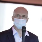 30.05.2020 Staszów. Akcja Bezpieczne Powiaty Świętokrzyskie Plus. Przekazanie  środków ochrony osobistej. Wiceminister spraw zagranicznych Piotr Wawrzyk / Jarosław Kubalski / Radio Kielce