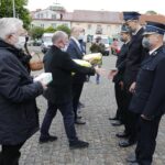 30.05.2020 Staszów. Akcja Bezpieczne Powiaty Świętokrzyskie Plus. Przekazanie  środków ochrony osobistej. Od lewej: poseł Krzysztof Lipiec, wicemarszałek Marek Bogusławski i wiceminister spraw zagranicznych Piotr Wawrzyk / Jarosław Kubalski / Radio Kielce