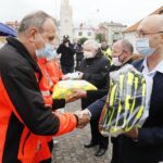 30.05.2020 Staszów. Akcja Bezpieczne Powiaty Świętokrzyskie Plus. Przekazanie  środków ochrony osobistej. Środki przekazują:poseł Krzysztof Lipiec, wicemarszałek Marek Bogusławski i wiceminister spraw zagranicznych Piotr Wawrzyk / Jarosław Kubalski / Radio Kielce