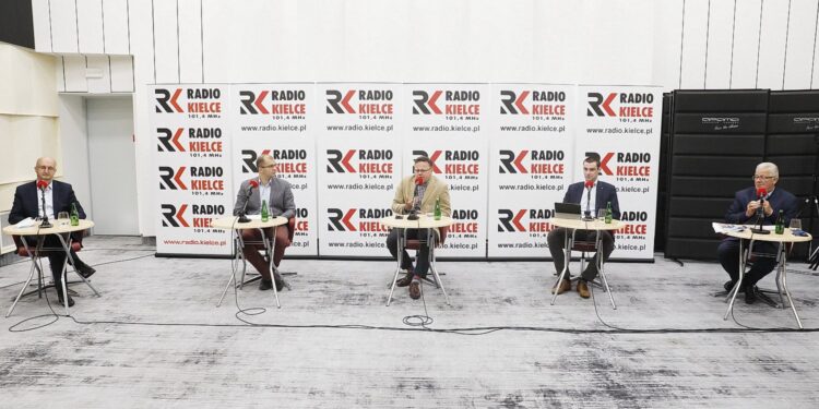 31.05.2020 Radio Kielce. Studio Polityczne. Na zdjęciu (od lewej):  Piotr Wawrzyk - wiceminister spraw zagranicznych i poseł PiS, Michał Braun - radny PO KO, Andrzej Szejna - poseł Nowej Lewicy, Dawid Lewicki - Konfederacja Partia KORWiN i Czesław Siekierski -  poseł PSL  / Jarosław Kubalski / Radio Kielce