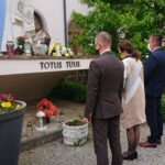 18.05.2020. Kałków. Setna rocznica urodzin Jana Pawła II. Na zdj. prezes WFOŚ Ryszard Gliwiński, poseł Agata Wojtyszek / Anna Głąb / Radio Kielce