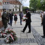 03.05.2020. Sandomierz. Obchody 229. rocznicy uchwalenia Konstytucji 3 Maja. Na zdjęciu (od lewej): Piotr Krytusa - Komendant Powiatowy PSP w Sandomierzu i Ryszard Komański - Komendant Powiatowy Policji / Grażyna-Szlęzak-Wójcik / Radio Kielce