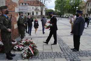 03.05.2020. Sandomierz. Obchody 229. rocznicy uchwalenia Konstytucji 3 Maja. Na zdjęciu (od lewej): Piotr Krytusa - Komendant Powiatowy PSP w Sandomierzu i Ryszard Komański - Komendant Powiatowy Policji / Grażyna-Szlęzak-Wójcik / Radio Kielce