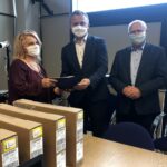 05.05.2020 Sandomierz. Przekazanie komputerów do zdalnej nauki. Na zdjęciu (od lewej): Krystyna Kobylakiewicz - dyrektor Zespołu Szkół Technicznych i Ogólnokształcących, starosta Marcin Piwnik i Tomasz Huk - przewodniczący rady powiatu / Grażyna Szlęzak-Wójcik / Radio Kielce