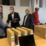 05.05.2020 Sandomierz. Przekazanie komputerów do zdalnej nauki. Na zdjęciu (od lewej): Krzysztof Zieliński - dyrektor I LO Collegium Gostomianum,  starosta Marcin Piwnik, Tomasz Huk - przewodniczący rady powiatu i Roman Ryński - dyrektor II LO / Grażyna Szlęzak-Wójcik / Radio Kielce