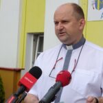 Ostrowiec Św. Przekazanie płynów do dezynfekcji do Domu Ulgi w Cierpieniu imienia św. Jana Pawła II. Na zdjęciu: ks. Paweł Anioł - dyrektor instytucji / Emilia Sitarska / Radio Kielce