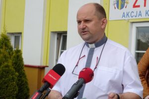 Ostrowiec Św. Przekazanie płynów do dezynfekcji do Domu Ulgi w Cierpieniu imienia św. Jana Pawła II. Na zdjęciu: ks. Paweł Anioł - dyrektor instytucji / Emilia Sitarska / Radio Kielce