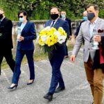 18.05.2020. Sandomierz. Złożenie kwiatów przy pomniku Ojca Świętego w setną rocznicę urodzin papieża-Polaka. Na zdjęciu (w pierwszym rzędzie, od lewej): Waldemar Maruszczak - radny powiatu, Anna Glibowska - przewodnicząca NSZZ „Solidarność” w Szpitalu Specjalistycznym w Sandomierzu, Marek Kwitek - poseł PiS, Jacek Toś -  dyrektor oddziału regionalnego Krajowego Ośrodka Wsparcia Rolnictwa w Kielcach. W drugim rzędzie, od lewej: miejscy radni: Marek Strugała i Krzysztof Szatan, Jan Mączka - radny powiatu / Marek Kwitek / facebook