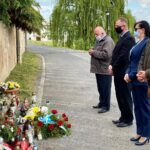 18.05.2020. Sandomierz. Złożenie kwiatów przy pomniku Ojca Świętego w setną rocznicę urodzin papieża-Polaka. Na zdjęciu (od lewej): Jan Mączka - radny powiatu, Waldemar Maruszczak - radny powiatu, Anna Glibowska - przewodnicząca NSZZ „Solidarność” w Szpitalu Specjalistycznym w Sandomierzu / Marek Kwitek / facebook