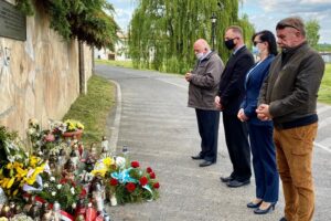 18.05.2020. Sandomierz. Złożenie kwiatów przy pomniku Ojca Świętego w setną rocznicę urodzin papieża-Polaka. Na zdjęciu (od lewej): Jan Mączka - radny powiatu, Waldemar Maruszczak - radny powiatu, Anna Glibowska - przewodnicząca NSZZ „Solidarność” w Szpitalu Specjalistycznym w Sandomierzu / Marek Kwitek / facebook