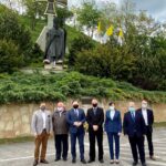 18.05.2020. Sandomierz. Złożenie kwiatów przy pomniku Ojca Świętego w setną rocznicę urodzin papieża-Polaka. Na zdjęciu (od lewej): Jacek Toś -  dyrektor oddziału regionalnego Krajowego Ośrodka Wsparcia Rolnictwa w Kielcach, Jan Mączka - radny powiatu, Marek Kwitek - poseł PiS, Waldemar Maruszczak - radny powiatu, Anna Glibowska - przewodnicząca NSZZ „Solidarność” w Szpitalu Specjalistycznym w Sandomierzu, Krzysztof Szatan - radny, Marek Strugała - radny / Marek Kwitek / facebook