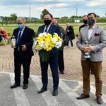 18.05.2020. Sandomierz. Złożenie kwiatów przy pomniku Ojca Świętego w setną rocznicę urodzin papieża-Polaka. Na zdjęciu (od lewej): Marek Strugała - radny, Krzysztof Szatan - radny, Marek Kwitek - poseł PiS,  Jacek Toś -  dyrektor oddziału regionalnego Krajowego Ośrodka Wsparcia Rolnictwa w Kielcach. Z tyłu (od lewej): Jan Mączka - radny powiatu, Waldemar Maruszczak - radny powiatu, Anna Glibowska - przewodnicząca NSZZ „Solidarność” w Szpitalu Specjalistycznym w Sandomierzu / Marek Kwitek / facebook