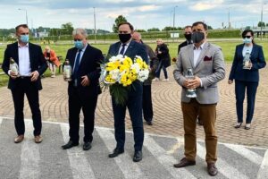 18.05.2020. Sandomierz. Złożenie kwiatów przy pomniku Ojca Świętego w setną rocznicę urodzin papieża-Polaka. Na zdjęciu (od lewej): Marek Strugała - radny, Krzysztof Szatan - radny, Marek Kwitek - poseł PiS, Jacek Toś - dyrektor oddziału regionalnego Krajowego Ośrodka Wsparcia Rolnictwa w Kielcach. Z tyłu (od lewej): Jan Mączka - radny powiatu, Waldemar Maruszczak - radny powiatu, Anna Glibowska - przewodnicząca NSZZ „Solidarność” w Szpitalu Specjalistycznym w Sandomierzu / Marek Kwitek / facebook