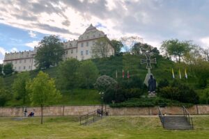 18.05.2020. Sandomierz. Złożenie kwiatów przy pomniku Ojca Świętego w setną rocznicę urodzin papieża-Polaka / Marek Kwitek / facebook