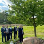 18.05.2020. Sandomierz. Złożenie kwiatów przy pomniku Ojca Świętego w setną rocznicę urodzin papieża-Polaka. Na zdjęciu (od lewej): Waldemar Maruszczak - radny powiatu, Marek Kwitek - poseł PiS, Jacek Toś -  dyrektor oddziału regionalnego Krajowego Ośrodka Wsparcia Rolnictwa w Kielcach, Anna Glibowska - przewodnicząca NSZZ „Solidarność” w Szpitalu Specjalistycznym w Sandomierzu, Marek Strugała - radny, Jan Mączka - radny powiatu, Krzysztof Szatan - radny / Marek Kwitek / facebook