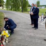 18.05.2020. Sandomierz. Złożenie kwiatów przy pomniku Ojca Świętego w setną rocznicę urodzin papieża-Polaka. Na zdjęciu (od lewej): Marek Kwitek - poseł PiS, Marek Strugała - radny, Krzysztof Szatan - radny, Jacek Toś -  dyrektor oddziału regionalnego Krajowego Ośrodka Wsparcia Rolnictwa w Kielcach / Marek Kwitek / facebook