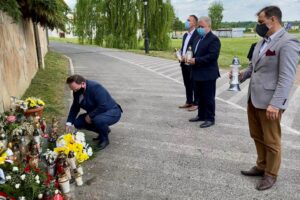 18.05.2020. Sandomierz. Złożenie kwiatów przy pomniku Ojca Świętego w setną rocznicę urodzin papieża-Polaka. Na zdjęciu (od lewej): Marek Kwitek - poseł PiS, Marek Strugała - radny, Krzysztof Szatan - radny, Jacek Toś - dyrektor oddziału regionalnego Krajowego Ośrodka Wsparcia Rolnictwa w Kielcach / Marek Kwitek / facebook