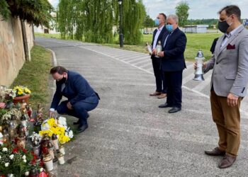 18.05.2020. Sandomierz. Złożenie kwiatów przy pomniku Ojca Świętego w setną rocznicę urodzin papieża-Polaka. Na zdjęciu (od lewej): Marek Kwitek - poseł PiS, Marek Strugała - radny, Krzysztof Szatan - radny, Jacek Toś -  dyrektor oddziału regionalnego Krajowego Ośrodka Wsparcia Rolnictwa w Kielcach / Marek Kwitek / facebook