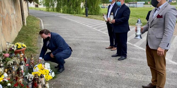 18.05.2020. Sandomierz. Złożenie kwiatów przy pomniku Ojca Świętego w setną rocznicę urodzin papieża-Polaka. Na zdjęciu (od lewej): Marek Kwitek - poseł PiS, Marek Strugała - radny, Krzysztof Szatan - radny, Jacek Toś -  dyrektor oddziału regionalnego Krajowego Ośrodka Wsparcia Rolnictwa w Kielcach / Marek Kwitek / facebook