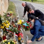 18.05.2020. Sandomierz. Złożenie kwiatów przy pomniku Ojca Świętego w setną rocznicę urodzin papieża-Polaka. Na zdjęciu (od lewej): Jan Mączka - radny powiatu, Waldemar Maruszczak - radny powiatu, Anna Glibowska - przewodnicząca NSZZ „Solidarność” w Szpitalu Specjalistycznym w Sandomierzu / Marek Kwitek / facebook