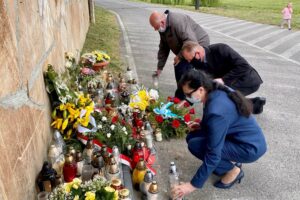 18.05.2020. Sandomierz. Złożenie kwiatów przy pomniku Ojca Świętego w setną rocznicę urodzin papieża-Polaka. Na zdjęciu (od lewej): Jan Mączka - radny powiatu, Waldemar Maruszczak - radny powiatu, Anna Glibowska - przewodnicząca NSZZ „Solidarność” w Szpitalu Specjalistycznym w Sandomierzu / Marek Kwitek / facebook