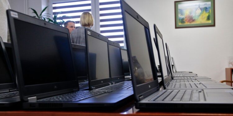 Czwartoklasiści dostaną laptopy od ministerstwa