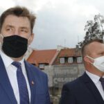 03.05.2020. Sandomierz. Obchody 229. rocznicy uchwalenia Konstytucji 3 Maja. Na zdjęciu (od lewej): Marcin Marzec - burmistrz Sandomierza i Marcin Piwnik starosta sandomierski / Grażyna-Szlęzak-Wójcik / Radio Kielce