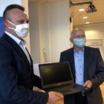 05.05.2020 Sandomierz. Przekazanie komputerów do zdalnej nauki. Na zdjęciu (od lewej): starosta Marcin Piwnik i Tomasz Huk - przewodniczący rady powiatu / Grażyna Szlęzak-Wójcik / Radio Kielce