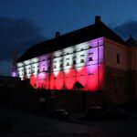 03.05.2020. Sandomierz. Zamek Królewski w "biało-czerwonych" barwach / Marek Banaczek / Muzeum Okręgowe w Sandomierzu