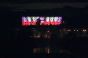 03.05.2020. Sandomierz. Zamek Królewski w "biało-czerwonych" barwach / Marek Banaczek / Muzeum Okręgowe w Sandomierzu