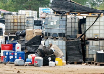 Składowisko niebezpiecznych odpadów w Nowinach przy ulicy Perłowej / Michał Kita / Radio Kielce