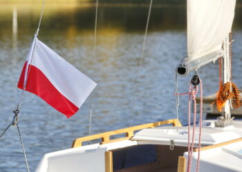 Wodowanie jachtu wyremontowanego przez seniorów eee / Marzena Mąkosa / Radio Kielce