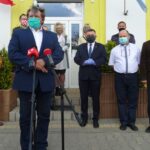 Ostrowiec Św. Przekazanie płynów do dezynfekcji do Domu Ulgi w Cierpieniu imienia św. Jana Pawła II. Na zdjęciu: członkowie ostrowieckich struktur PiS. Na pierwszym planie: przewodniczący ZBigniew Duda / Emilia Sitarska / Radio Kielce