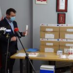 29.05.2020 Starachowice. Konferencja w sprawie badania nauczycieli.       Na zdjęciu Łukasz Madej z UJK, koordynator laboratorium w Podzamczu Chęcińskim / Emilia Sitarska / Radio Kielce