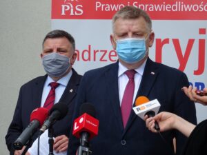 28.05.2020 Ostrowiec Św. Na zdjęciu na pierwszym planie senator Jarosław Rusiecki, w tle poseł Andrzej Kryj / Emilia Sitarska / Radio Kielce