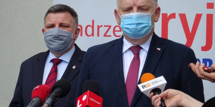 28.05.2020 Ostrowiec Św. Na zdjęciu na pierwszym planie senator Jarosław Rusiecki, w tle poseł Andrzej Kryj / Emilia Sitarska / Radio Kielce