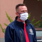 23.05.2020 Opatów. Przekazanie środków ochrony osobistej oraz kamizelek odblaskowych instytucjom z terenu powiatu. Na zdjęciu: Paweł Faryna - starosta jędrzejowski / Emilia Sitarska / Radio Kielce