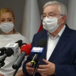 29.05.2020 Starachowice. Konferencja w sprawie badania nauczycieli. Na zdjęciu poseł Krzysztof Lipiec, na drugim planie Agnieszka Kuś - radna powiatowa / Emilia Sitarska / Radio Kielce