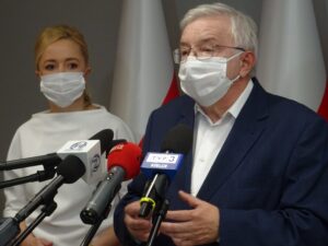 29.05.2020 Starachowice. Konferencja w sprawie badania nauczycieli. Na zdjęciu poseł Krzysztof Lipiec, na drugim planie Agnieszka Kuś - radna powiatowa / Emilia Sitarska / Radio Kielce